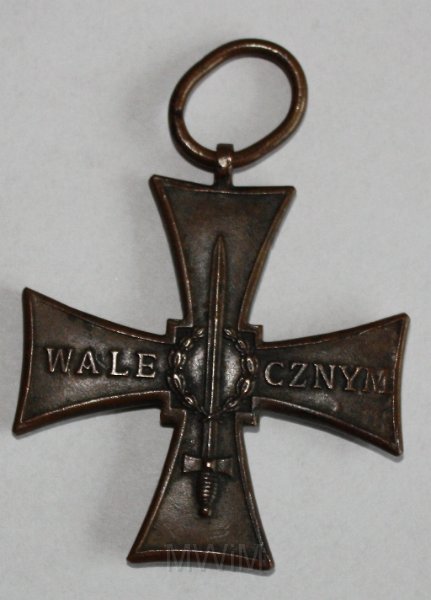 KKE 5025-1a.jpg - Krzyż Walecznych został ustanowiony rozporządzeniem Rady Obrony Państwa z dnia 11 sierpnia 1920 roku ...celem nagrodzenia czynów męstwa i odwagi, wykazanych w boju... przez oficerów, podoficerów i szeregowców[1]. W wyjątkowych przypadkach mógł być nadany osobom cywilnym współdziałającym z armią czynną. Początkowo miał być nadawany za czyny dokonane po wskrzeszeniu niepodległego państwa tj. po 11 listopada 1918 roku, lecz później nagradzano także za czyny wcześniejsze. Ostatecznie odznaczeniem tym mogły być nagradzane osoby za czyny bojowe dokonane w okresie wojny 1918-1920, za walki w Legionach Polskich, w korpusach i formacjach tworzonych w Rosji i Francji oraz za walki w powstaniach wielkopolskim i śląskich i za działalność w Polskiej Organizacji Wojskowej (POW) na obszarach okupowanych